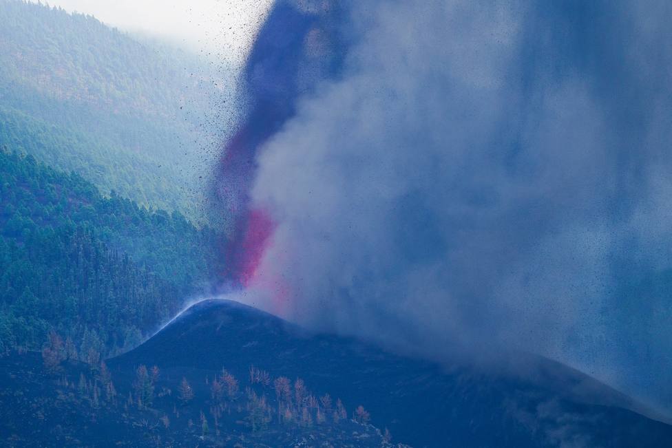 Emerge una nueva boca del volcán de La Palma y se amplían las evacuaciones