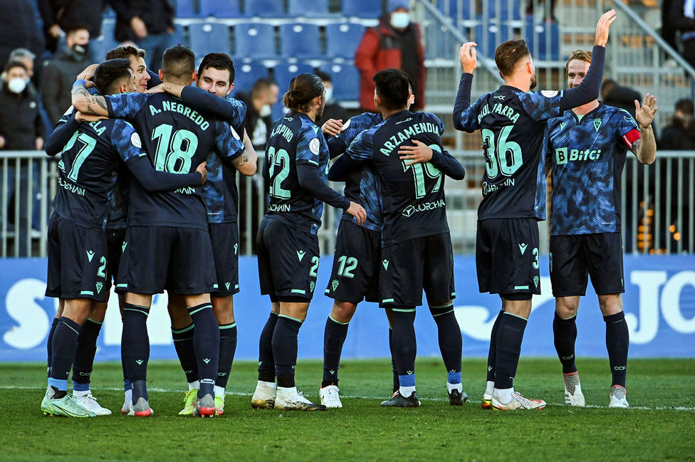 Los jugadores del Cádiz celebran el gol de Alarcón en el minuto 93, que les metió en octavos (EFE)
