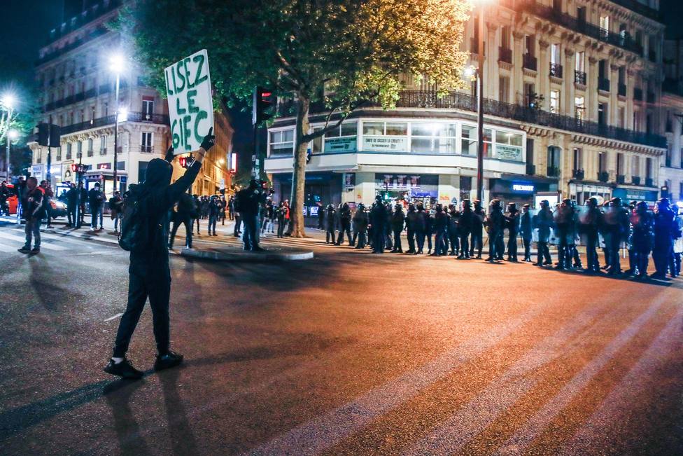 Al menos dos muertos y un herido en París tras la jornada electoral en Francia