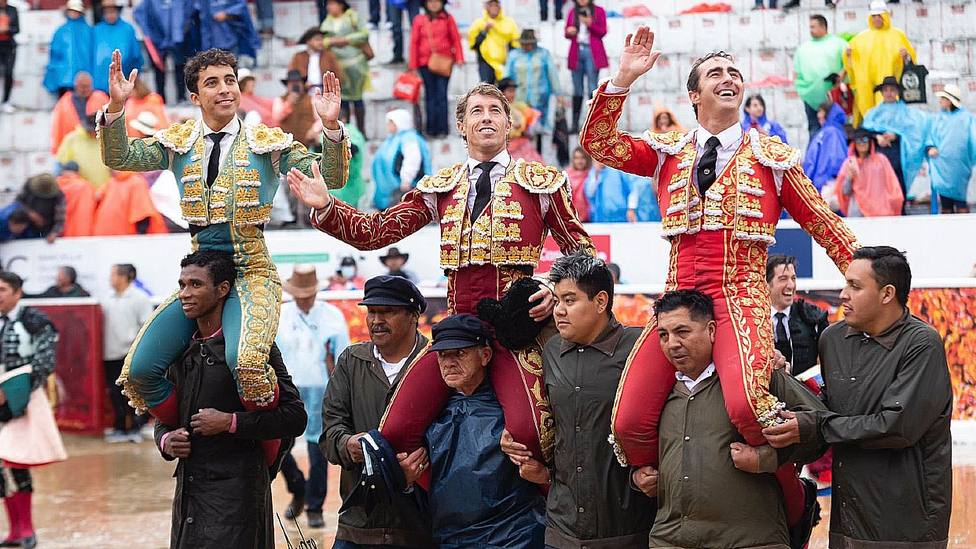Leo Valadez, Manuel Escribano y El Fandi, a hombros en Latacunga (Ecuador)