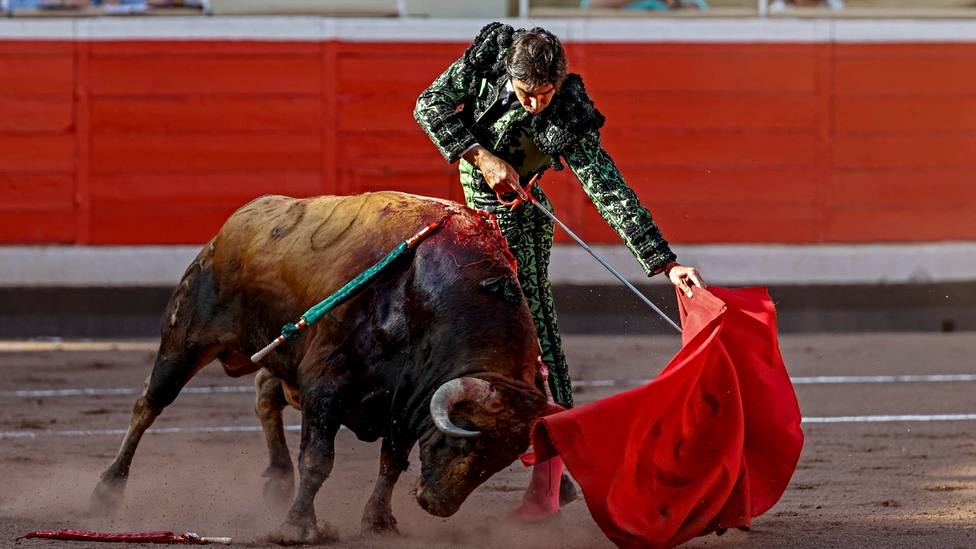 Natural de Miguel Ángel Perera durante la faena al primer toro de Fuente Ymbro en Bilbao