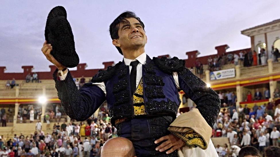 Joselito Adame en su salida a hombros este sábado en la plaza de toros de Cuenca