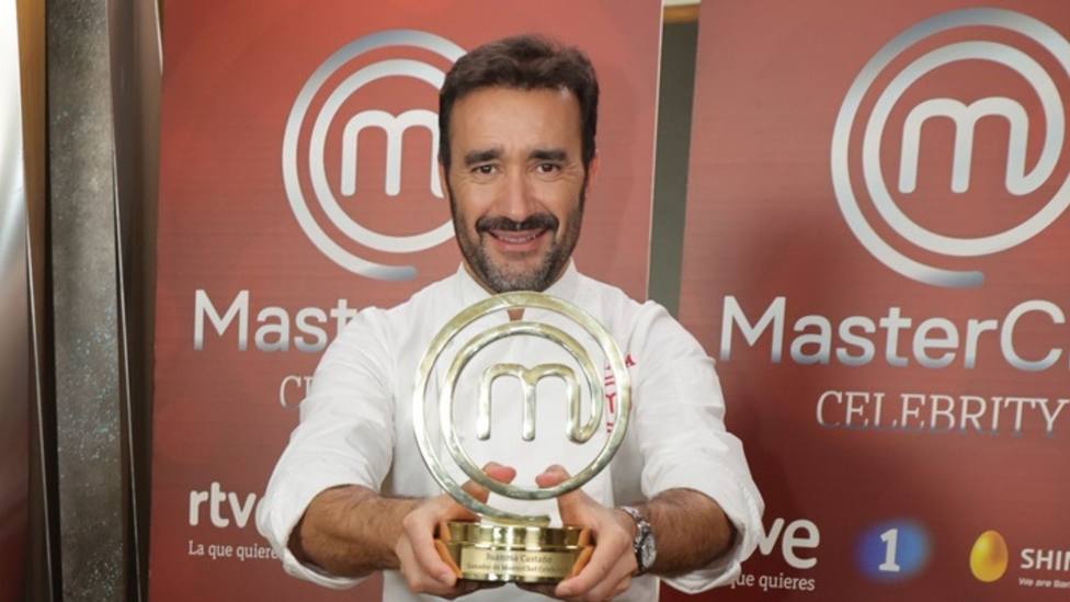 Juanma Castaño con el premio de Masterchef