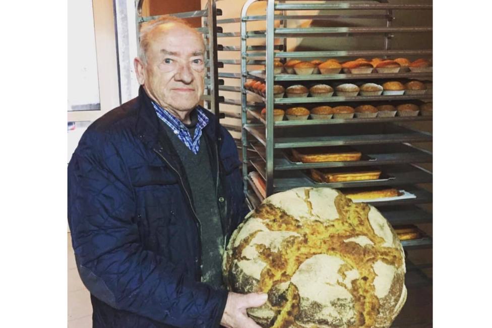 Foto de archivo de Miguel Vilela mostrando un gran bollo de pan del negocio familiar - FOTO: Cedida
