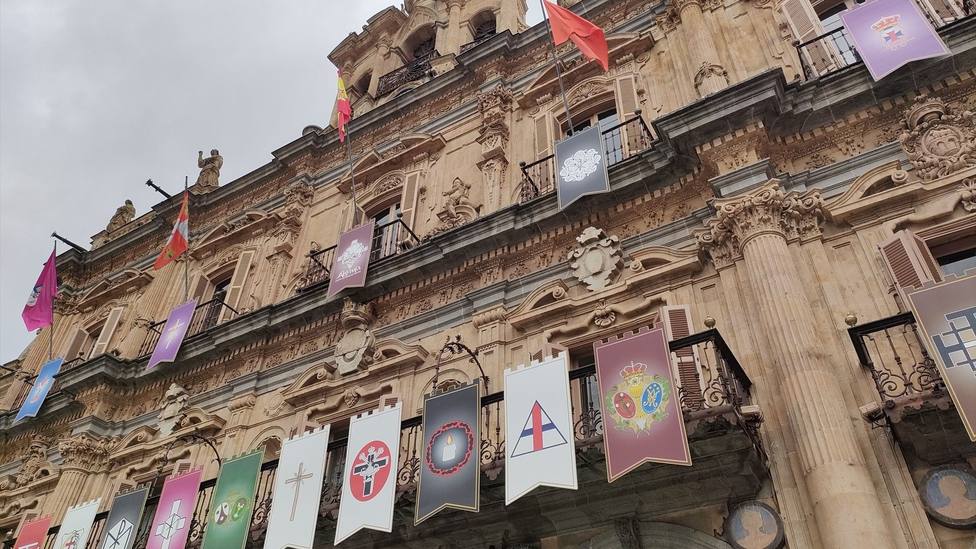 La fachada del Ayuntamiento de Salamanca con los reposteros de Semana Santa