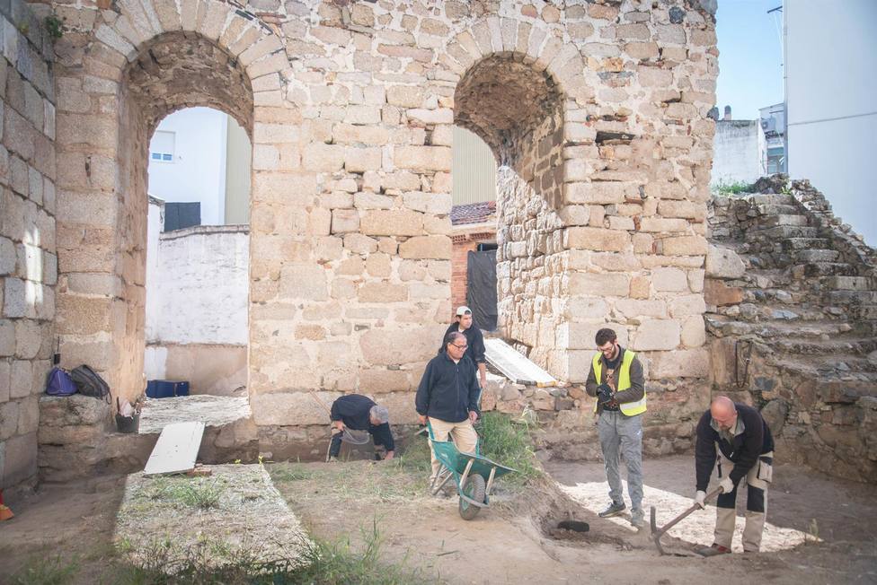 Excavaciones en la Torre Albarrana de Mérida para crear nueva plaza y acceso al Teatro María Luisa