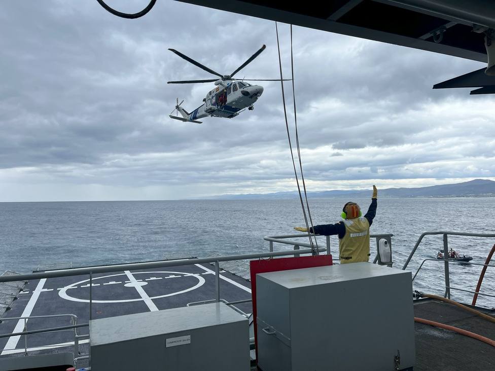 El Arnomendi también realizó un ejercicio con uno de los helicópteros de Gardacostas de la Xunta