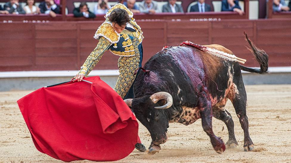 Derechazo de Andrés Roca Rey al primer toro de su lote este viernes en Madrid