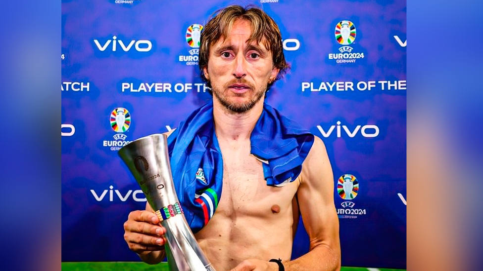 Luka Modric recoge el premio a mejor jugador del partido entre Croacia e Italia