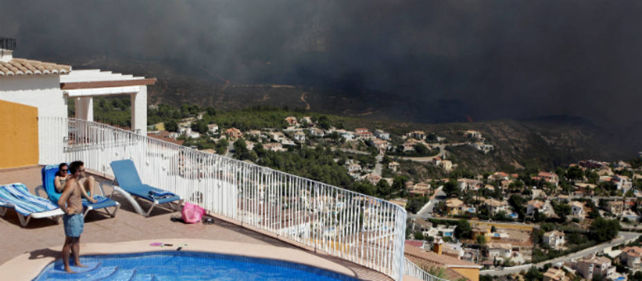 Vecinos de Xabia (Alicante) ven cómo el incendio avanza desde su casa. EFE