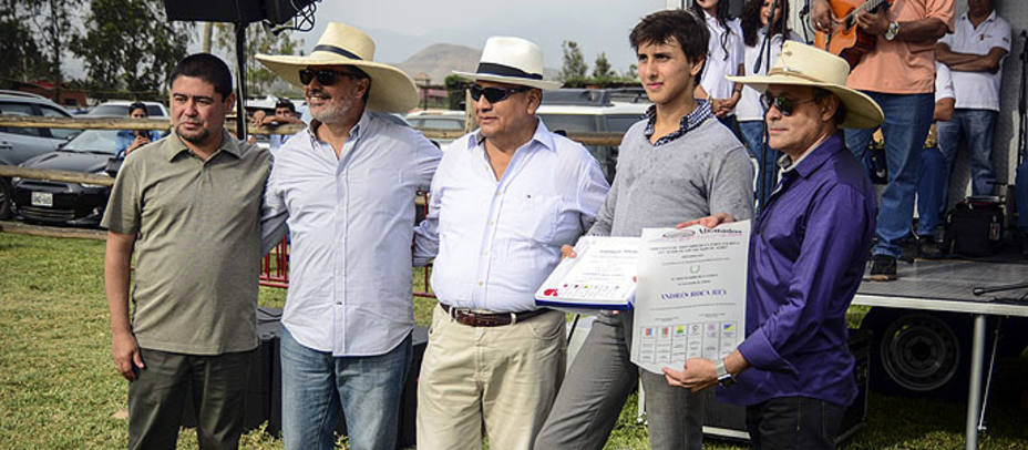 Andrés Roca Rey recibiendo el reconocimiento como triunfador de la temporada 2015 en Acho. PRENSA R.R.