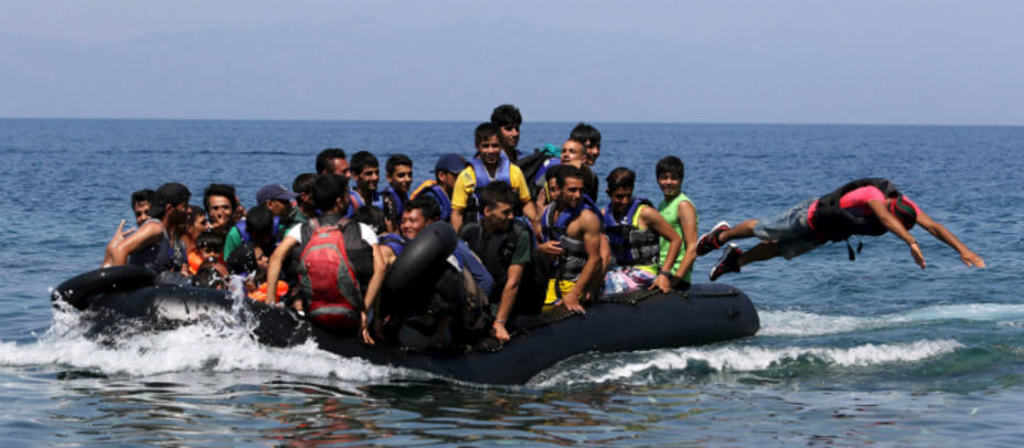 Un grupo inmigrantes llegan a la isla de Lesbos, Grecia. REUTERS