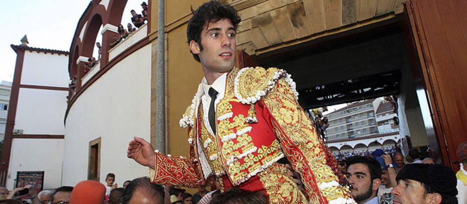 Martín Escudero saliendo a hombros de la plaza de toros de Soria tras triunfar en la tarde de su alternativa. EFE