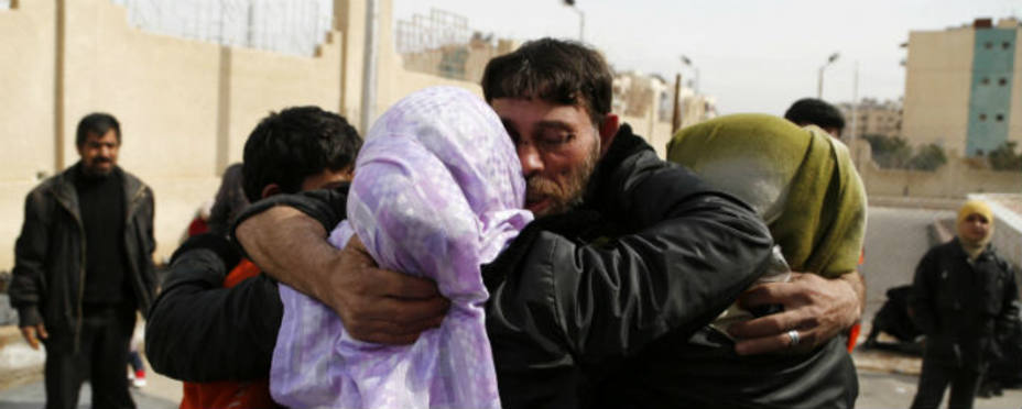Una familia siria abrazándose. REUTERS.