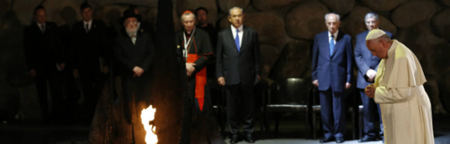 El santo padre rezando en el interior del museo del Yad Vashen (Reuters)