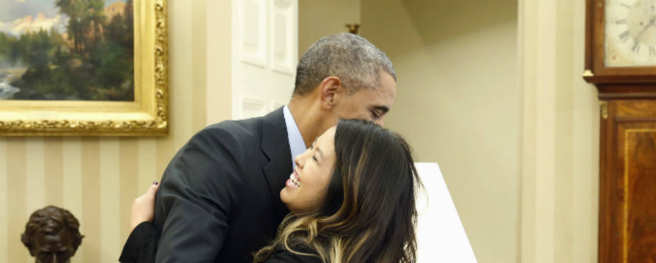 Obama recibiendo a la enfermera Nina Pham. REUTERS