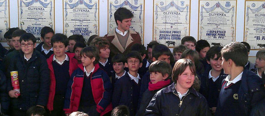 El Juli junto a algunos de los niños que han acudido a la plaza de Olivenza. @INFOELJULI
