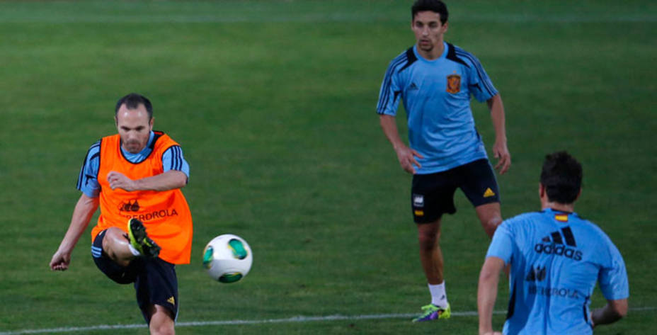 Iniesta y Jesús Navas, en el entrenamiento de la selección (Reuters)
