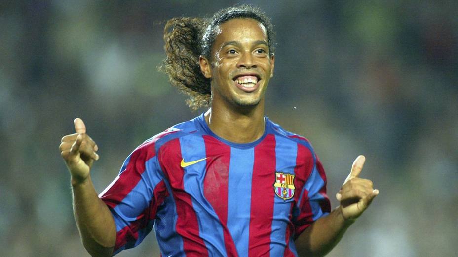 Ronaldinho celebra un gol con el Barcelona