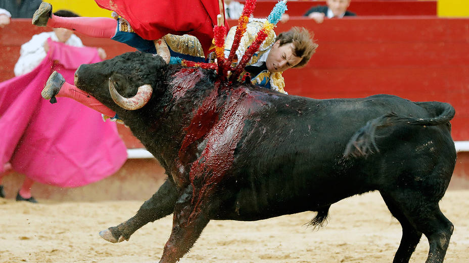 Instante de la cogida sufrida por el diestro Román en la plaza de toros de Valencia