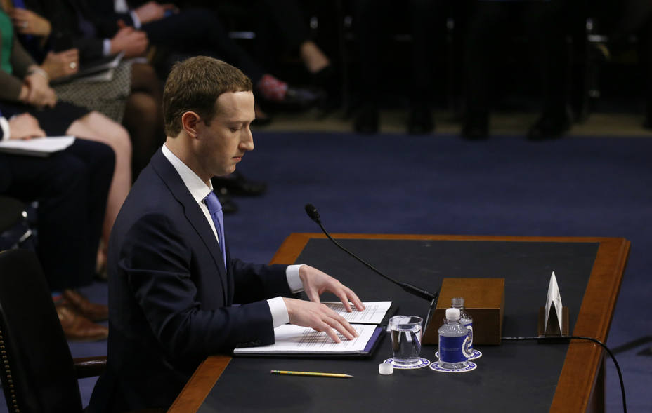 Mark Zuckerberg durante su comparecencia ante el Senado de EE.UU. REUTERS
