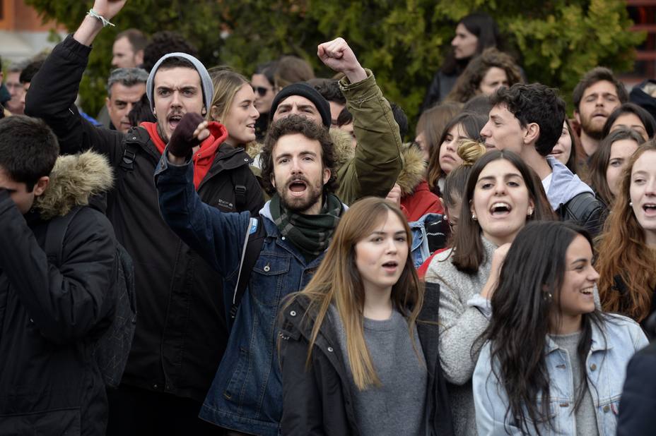 Centenares de alumnos exigen la dimisión de Cifuentes y del rector de la URJC