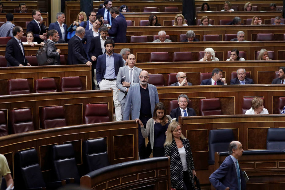 Diputados de Ciudadanos no participan en la primera votación durante el pleno del Congreso de los Diputados. EFE