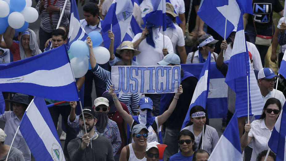 Opositores piden la deimision de Ortega