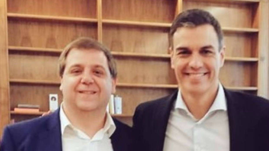 Juan Manuel Serrano junto a Pedro Sánchez en una foto de Twitter