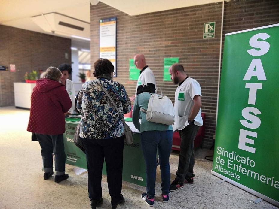 El Sindicato de Enfermería, SATSE, ha iniciado hoy en Albacete la campaña de recogida de firmas