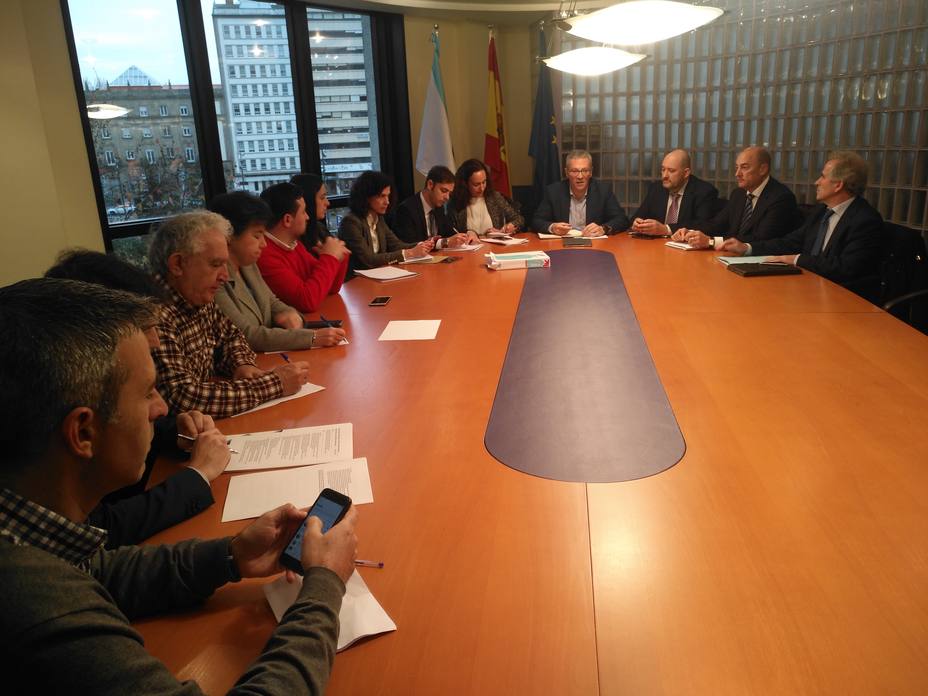 Reunión en el edificio de la Xunta de responsables del Gobierno gallego, ADIF, Renfe Viajeros y alcaldes