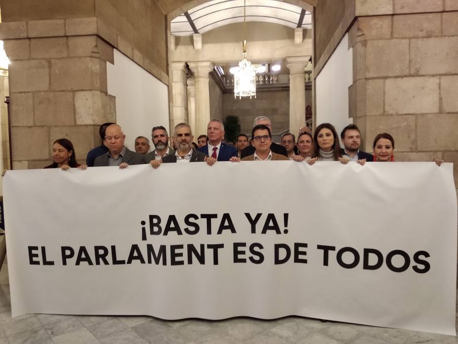 Diputados de Cs protestan en el Parlament contra el acto en apoyo a Forcadell