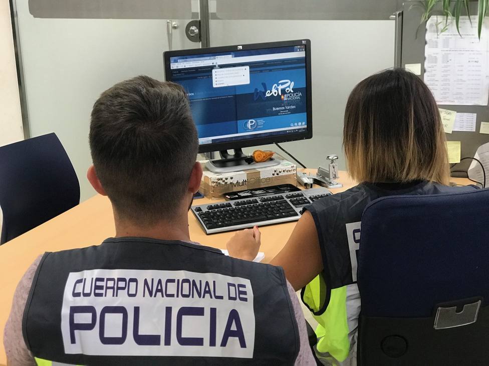 Dos detenidos en Málaga por estafar 67.000 euros a una empresa tras entrar en su correo y alterar una factura