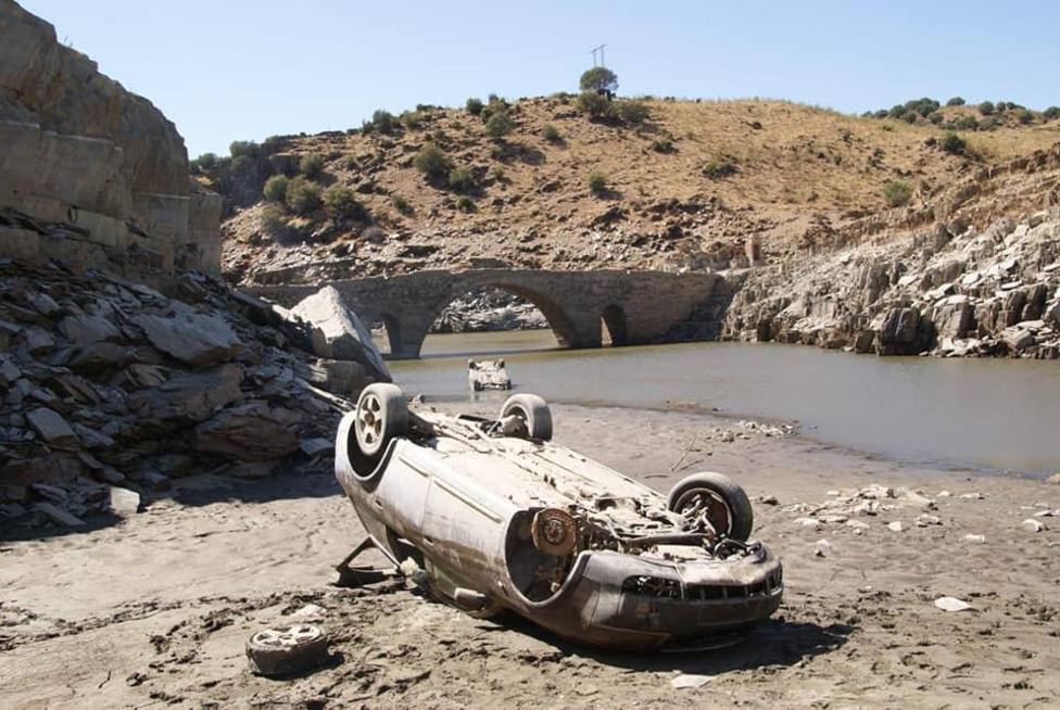 Vehículos abandonados en el Rio Almonte (Cáceres). Foto: Jesús María del Amo