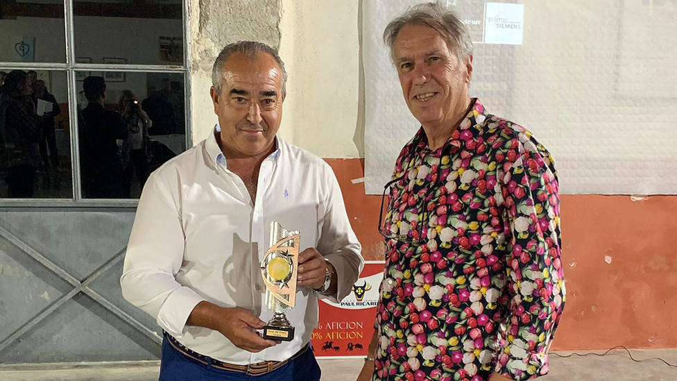 Jesús Hijosa, alcalde de Villaseca de la Sagra, recogiendo el premio de la Asociación Taurina Torería