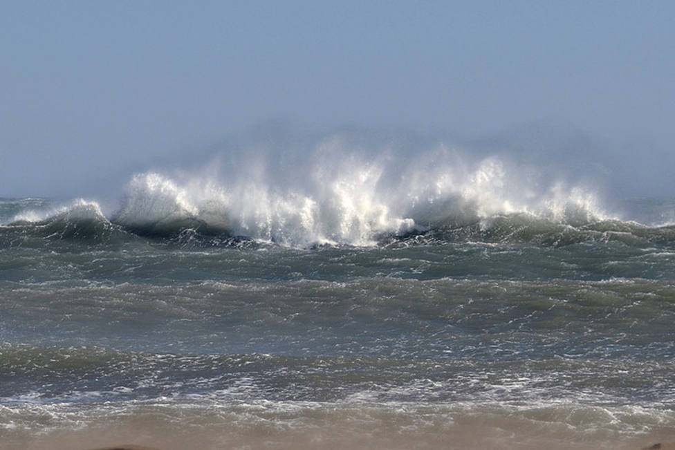 Grandes olas provocadas por el viento en el litoral cantábrico