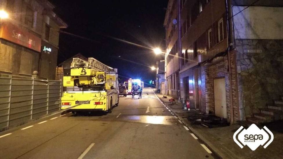 Tres personas hospitalizadas por un incendio en Mieres