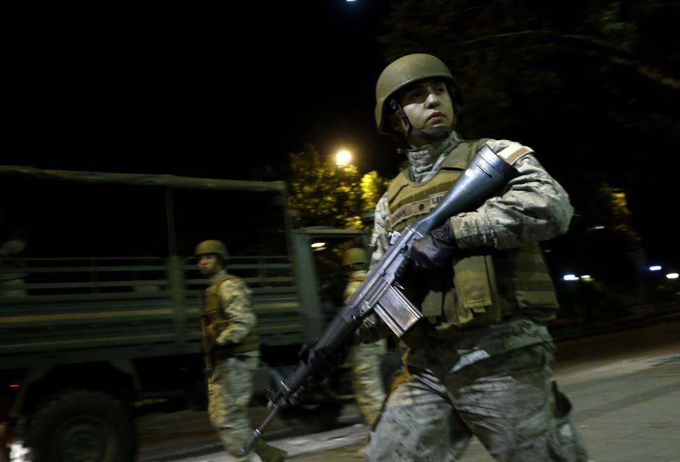 Santiago de Chile amanece tomada por más de 400 militares para imponer el estado de excepción por las protestas