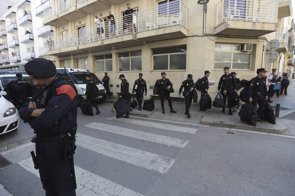 El Supremo ordena a la Junta Electoral Central que permita votar a los policías desplazados a Cataluña