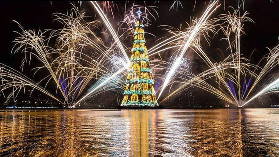 Río de Janeiro vuelve a encender el árbol de Navidad flotante más grande del mundo