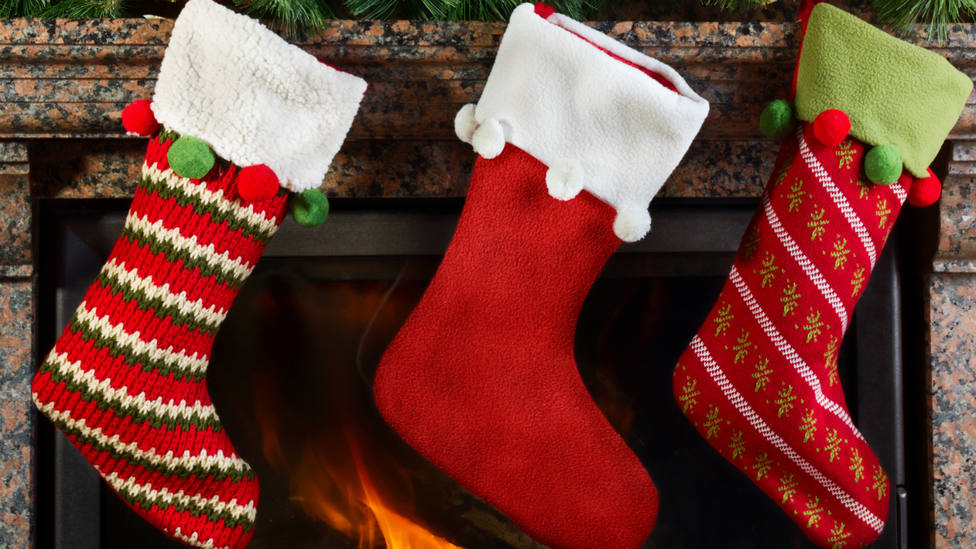Calcetines navideños en la chimenea