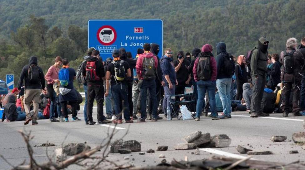 Maifestantes cortando la autopista de La Jonquera, en la frontera con Francia
