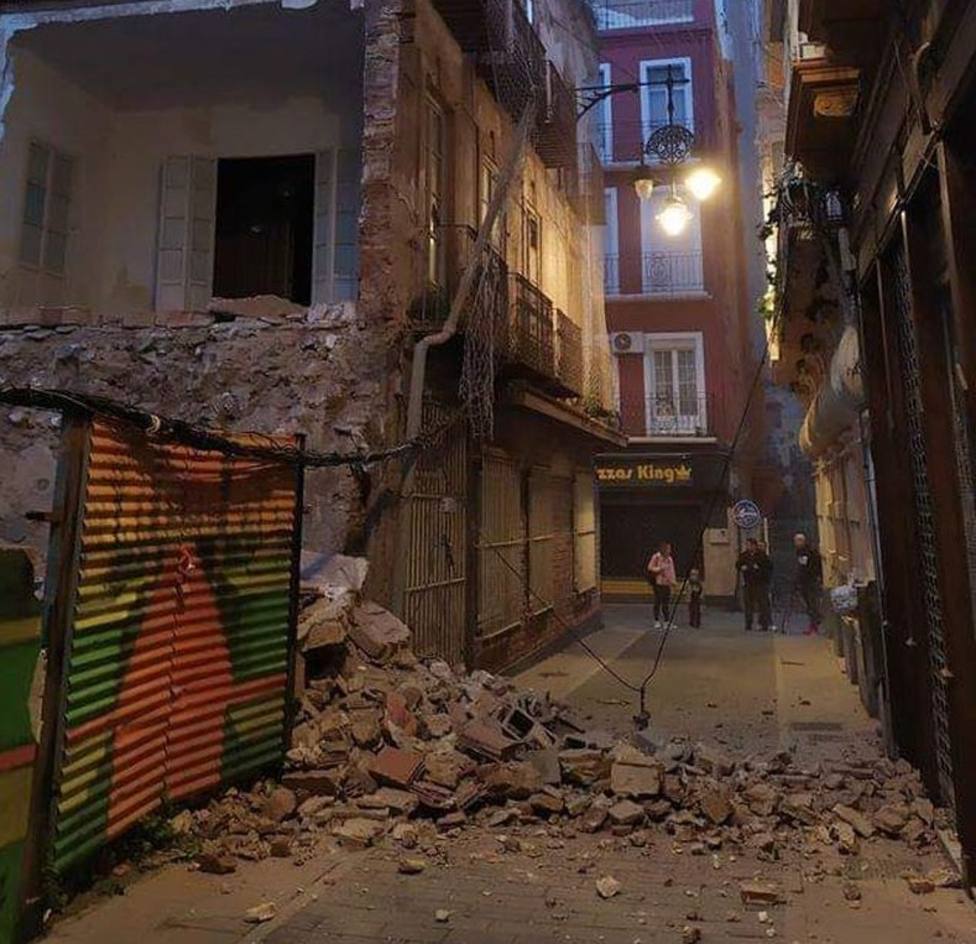 El derrumbe de un edificio obliga a cortar dos calles del Casco Antiguo