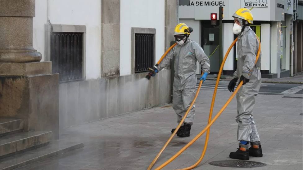 Bomberos de Ferrol en tareas de desinfección en la plaza de España - FOTO: Concello de Ferrol