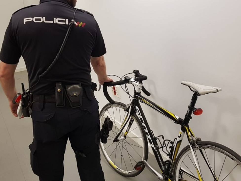 La Policía Nacional recupera la bicicleta de un joven y detiene al presunto autor de haberla robado
