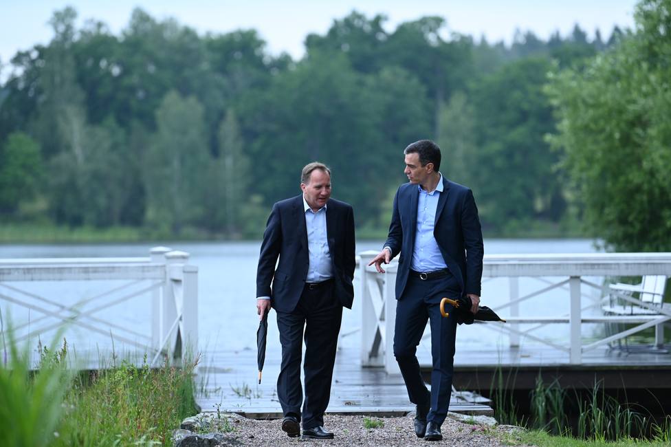 Pedro Sánchez y Stefan Löfven paseando por los alrededores de la residencia de verano del premier sueco