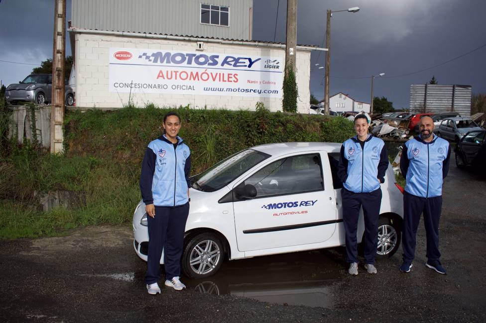 Dos de las jugadoras del Baxi Ferrol y el entrenador con el vehículo cedido por Motos Rey - FOTO: Baxi Ferrol
