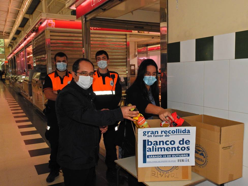 Los concejales de Seguridad y Bienestar Social en el Mercado de A Magdalena - FOTO: Concello de Ferrol