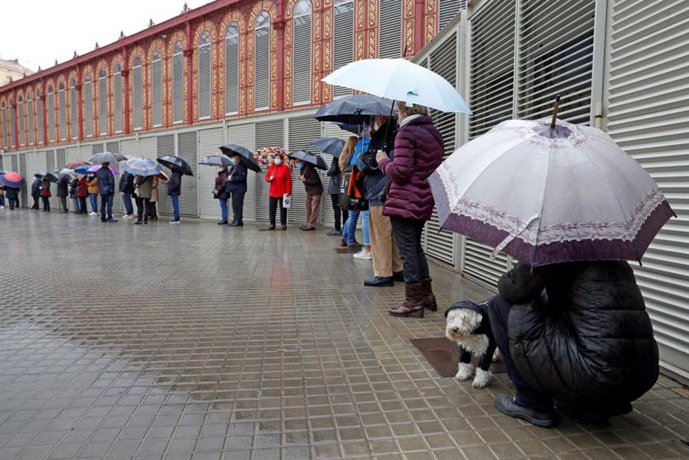 La lluvia frena la afluencia de votantes de primera hora en Barcelona