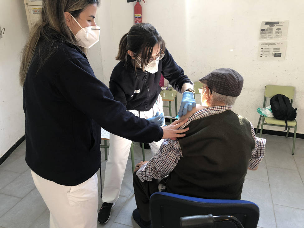 Sanidad administra la segunda dosis de la vacuna a los mayores de 90 años de Torreblanca